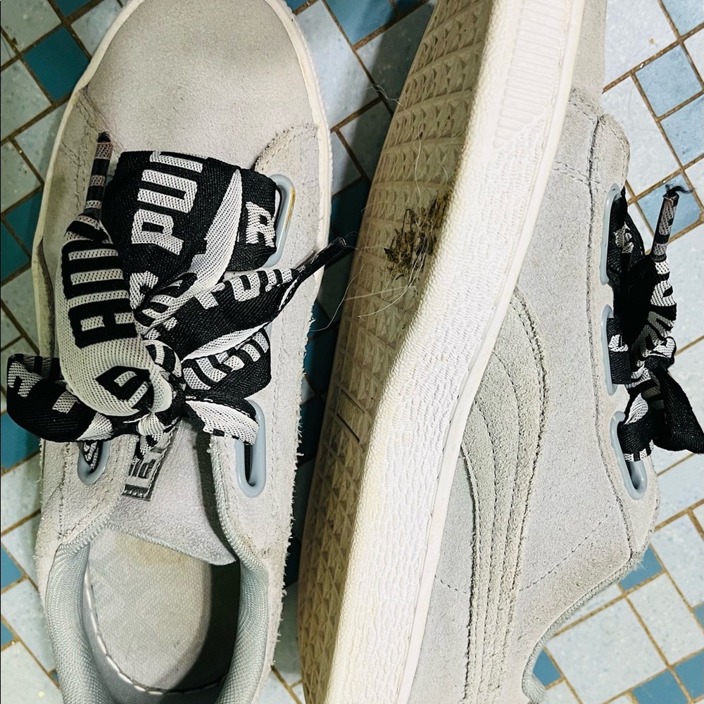 Beautiful woman’s Puma Sz 9, suede!